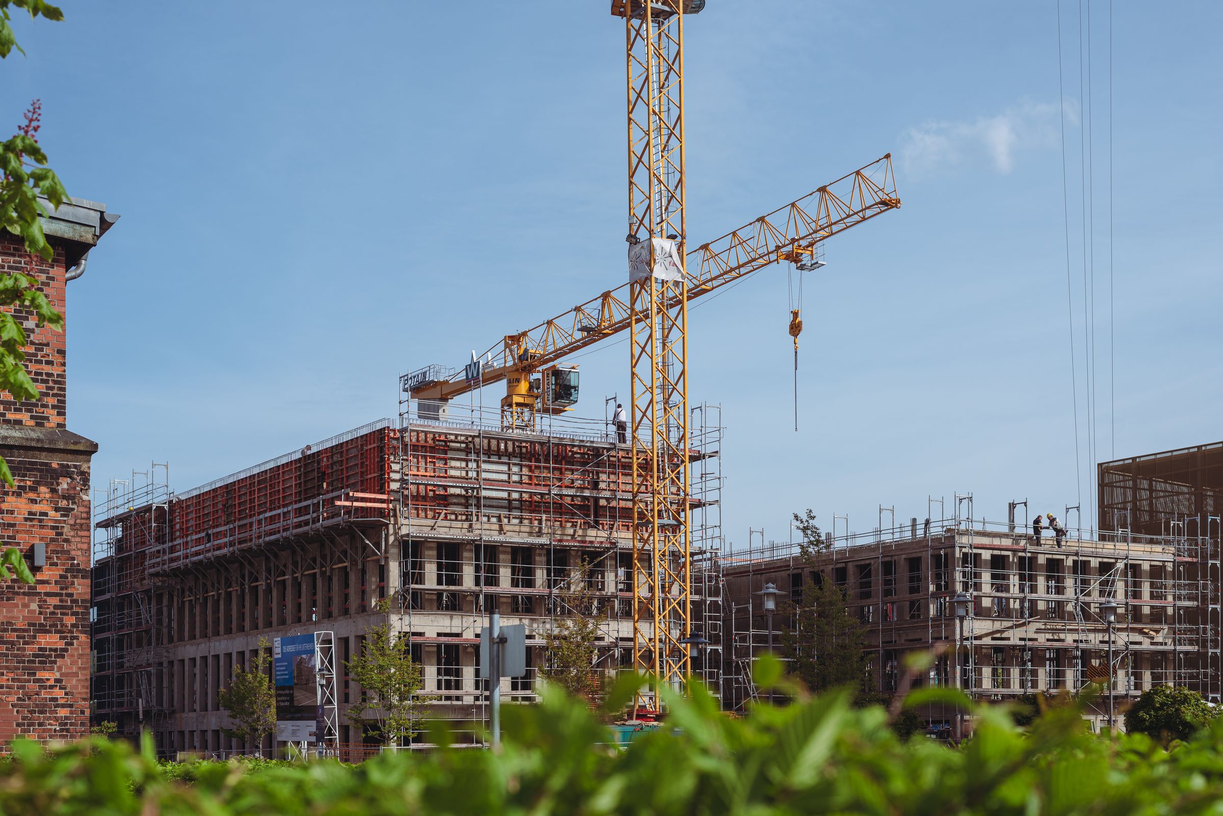 Kule vinçle yükselen çok katlı bir konut şantiyesi